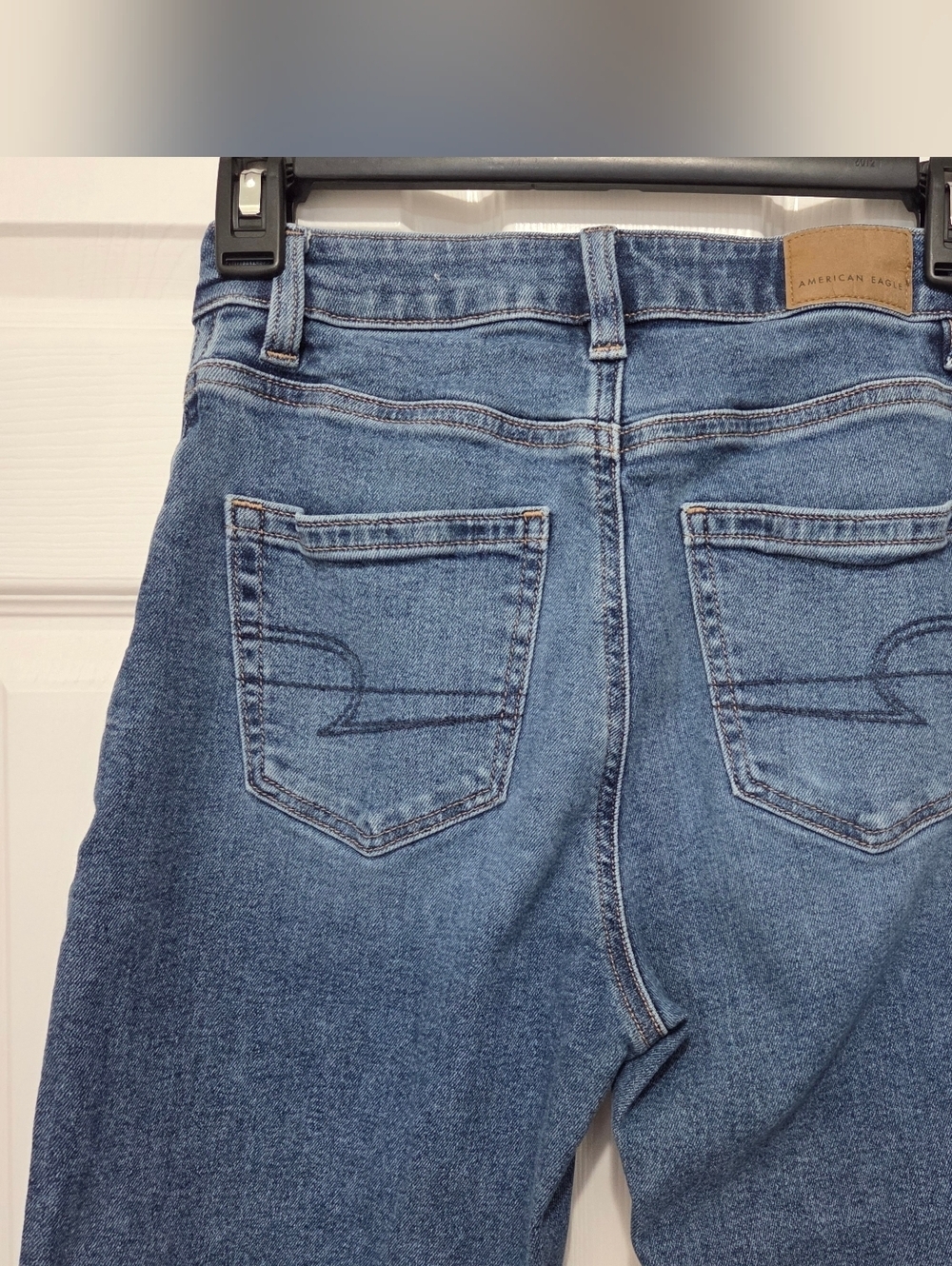 American Eagle Mom Jeans Stretch Slim Leg High Rise Medium Wash sz 0 Short - Picture 4 of 10